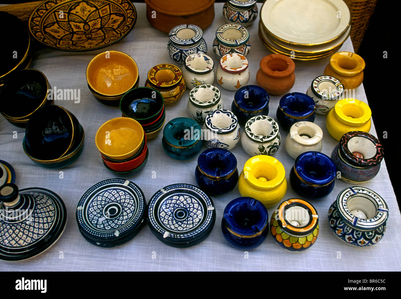 Keramik Hersteller, Verkäufer. verkaufen, Töpferei, Keramik, Mittwoch, Markt, Markt, Marktplatz, Saint-Remy-de-Provence, Provence, Frankreich Stockfotografie
