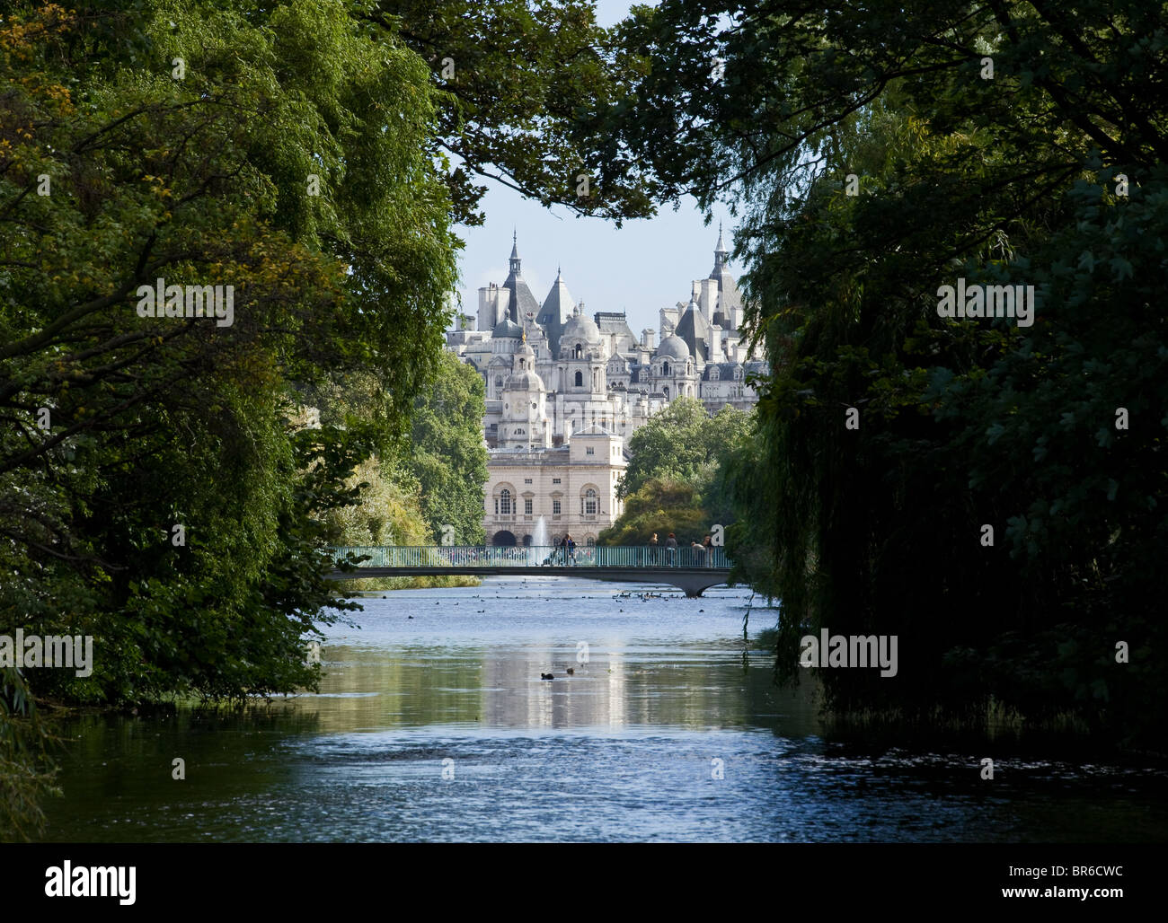 Whitehall vom St. James Park Stockfoto