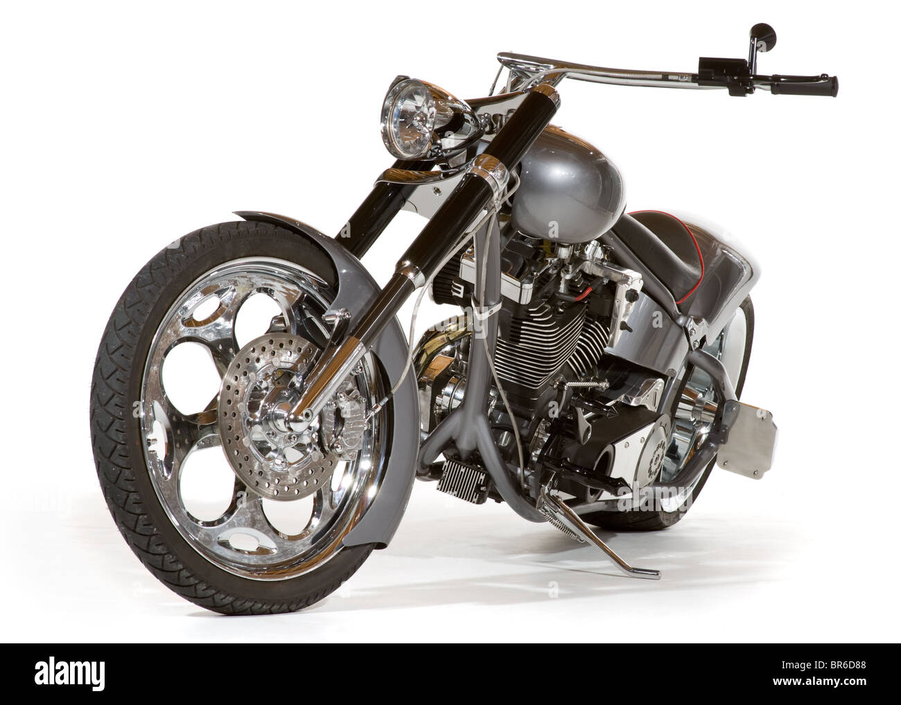 Custom Chopper Motorrad von einem niedrigen Winkel Schrägansicht gesehen. Studio gedreht isolierten auf weißen Hintergrund. Stockfoto
