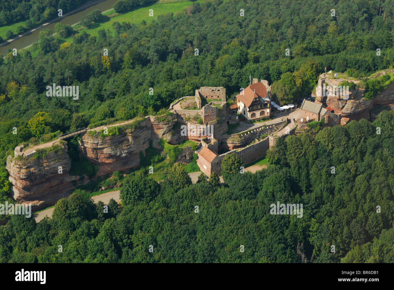 Aerial Blick auf die Altstadt Schloss Haut Barr, in der Nähe der Stadt Saverne, Bas Rhin, Elsass, Frankreich Stockfoto