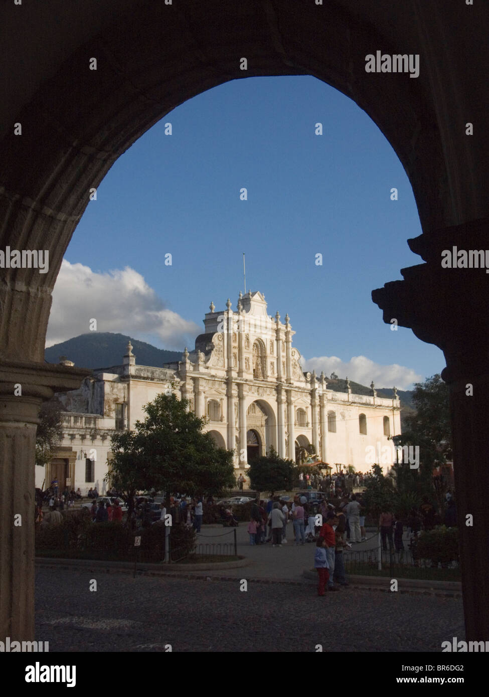 Kirche vor der Kathedrale de Santiago im kolonialen Baustil in Antigua Guatemala. Stockfoto