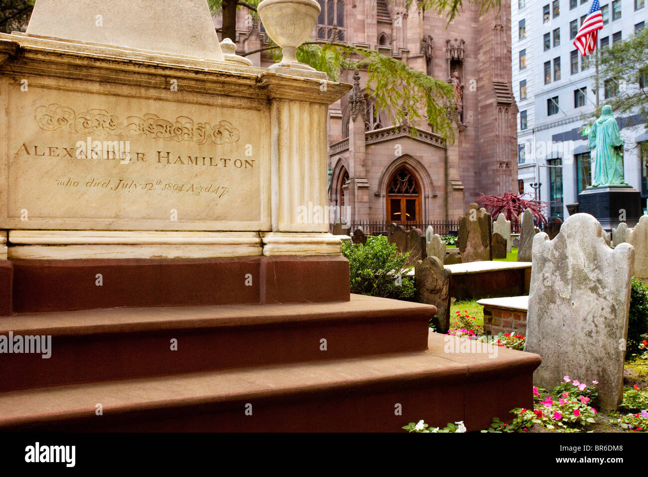 Alexander Hamiltons Grabstätte in der Trinity Church in der Nähe von Ground Zero in Lower Manhattan, New York City, USA Stockfoto