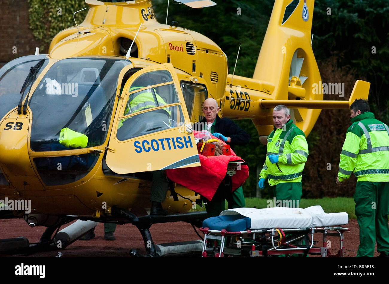 Schottische Rettungshubschrauber Service kümmert sich einen Vorfall in South Lanarkshire, Schottland Stockfoto