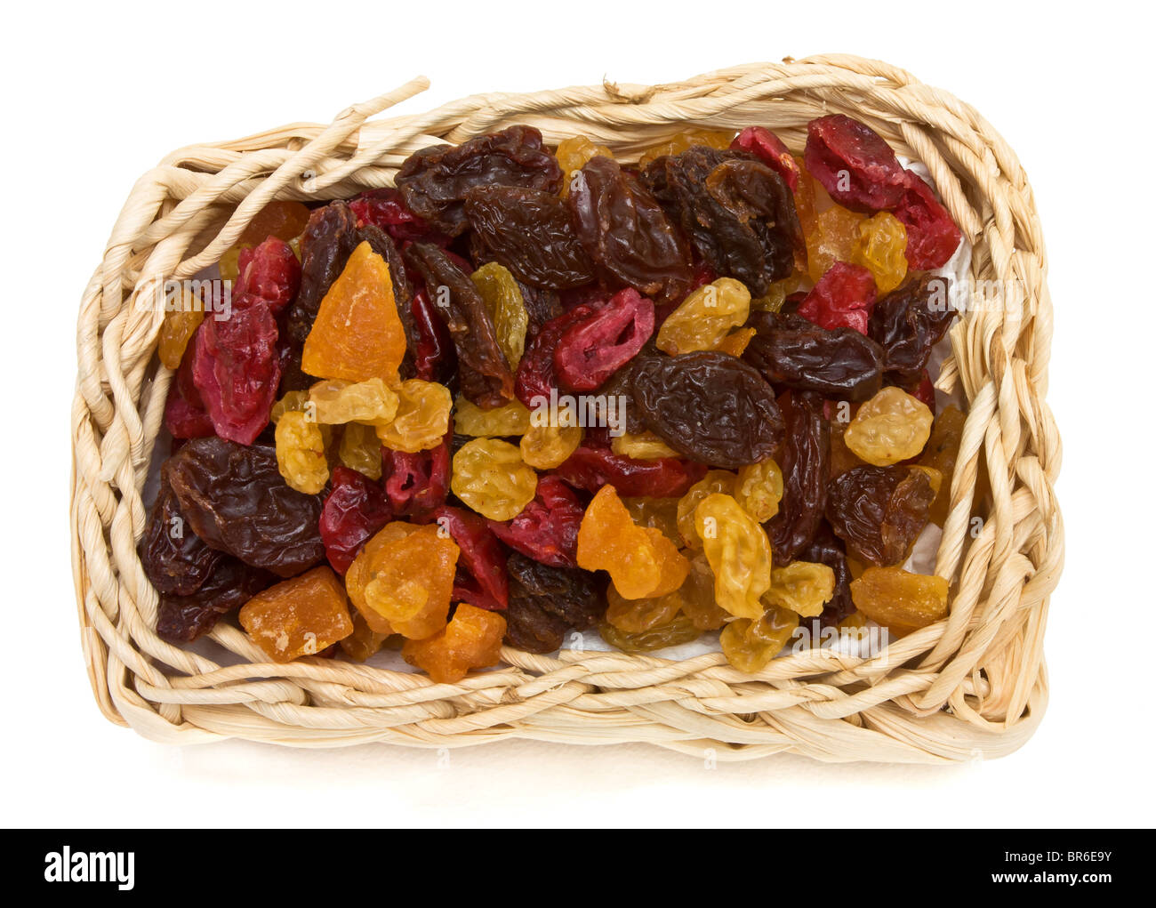 Gemischte Trockenfrüchte Aprikosen, Sultaninen, Rosinen und Cranberries in Weidenkorb. Stockfoto