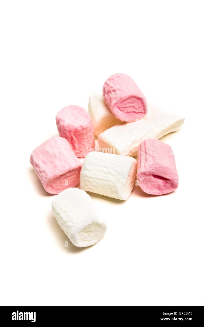Weiche kleine rosa und weiße Marshmallows isoliert auf weiss. Stockfoto