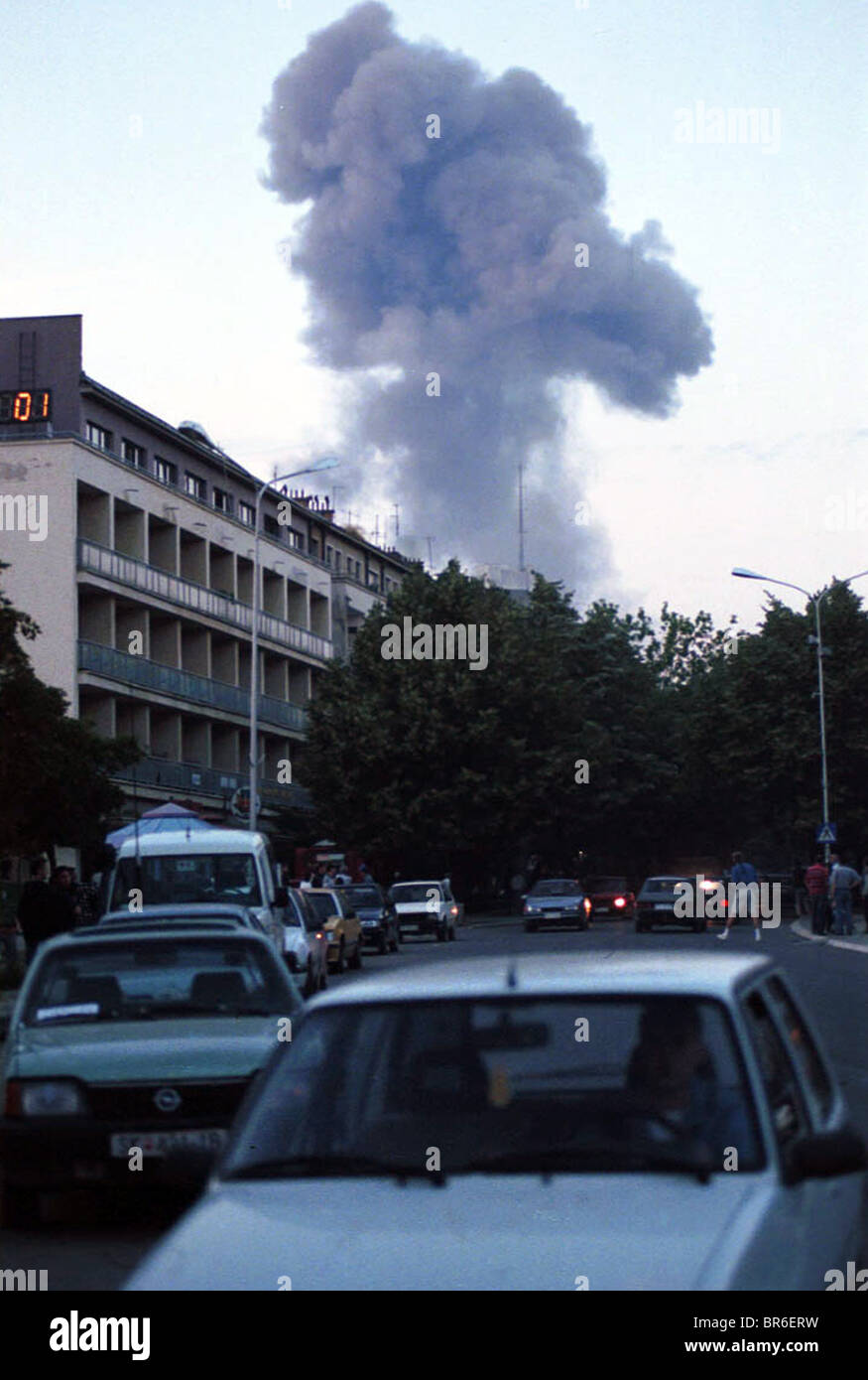 Rauch steigt aus Sprengstoff gezündet wird von britischen Truppen in Pristina, Kosovo nach dem Krieg. Stockfoto