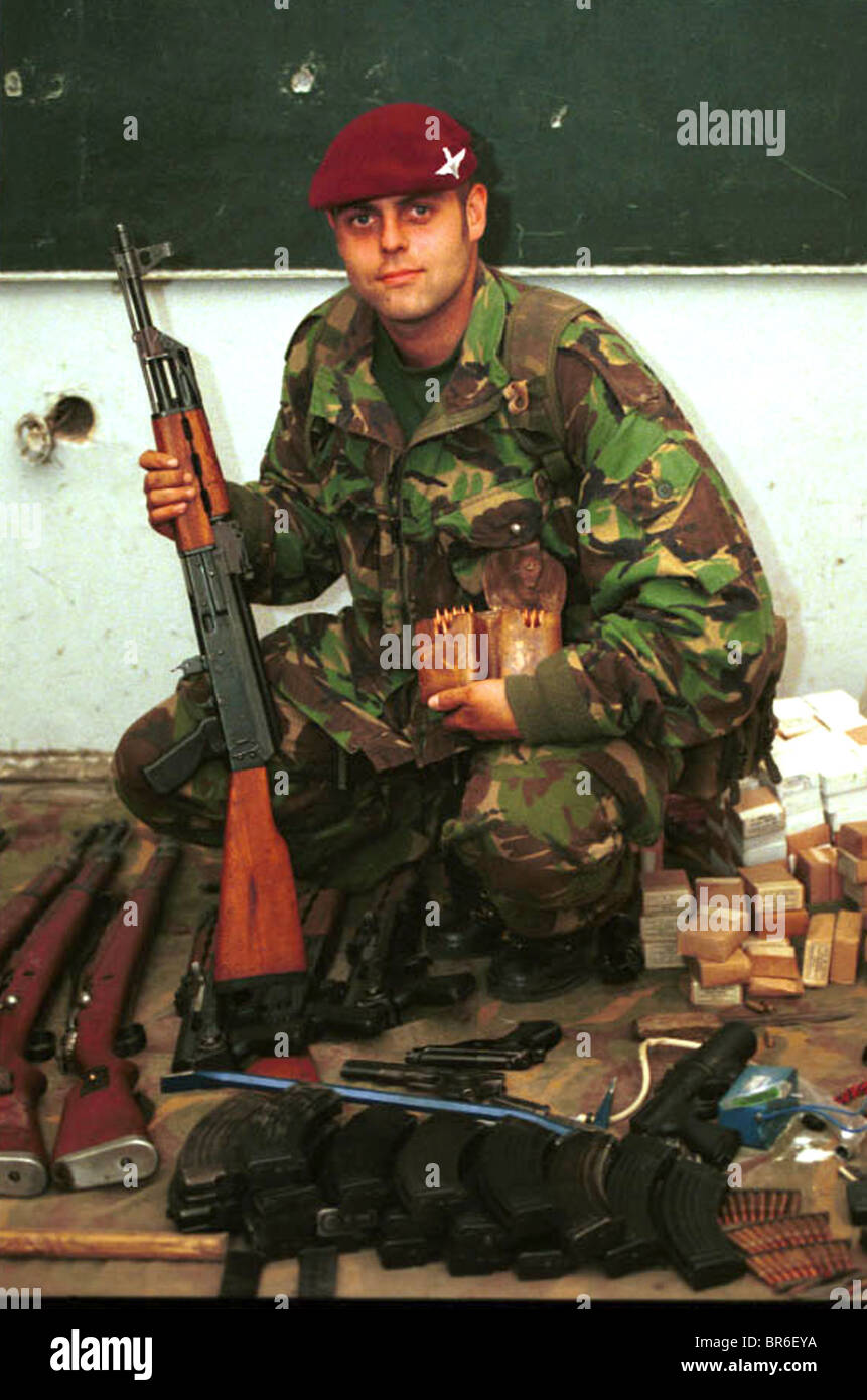 Eine britische Fallschirmjäger Pose mit erbeuteten Waffen in Pristina, Kosovo. Stockfoto