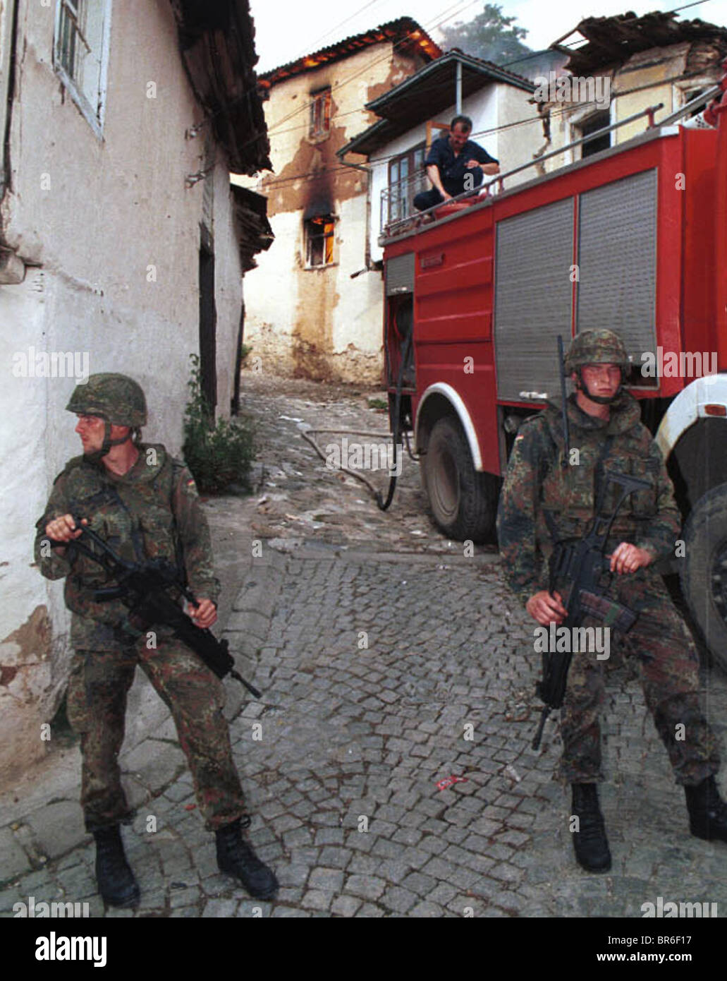 Deutsche Soldaten Wache beim Haus, die Brände in Prizren, Kosovo. Stockfoto