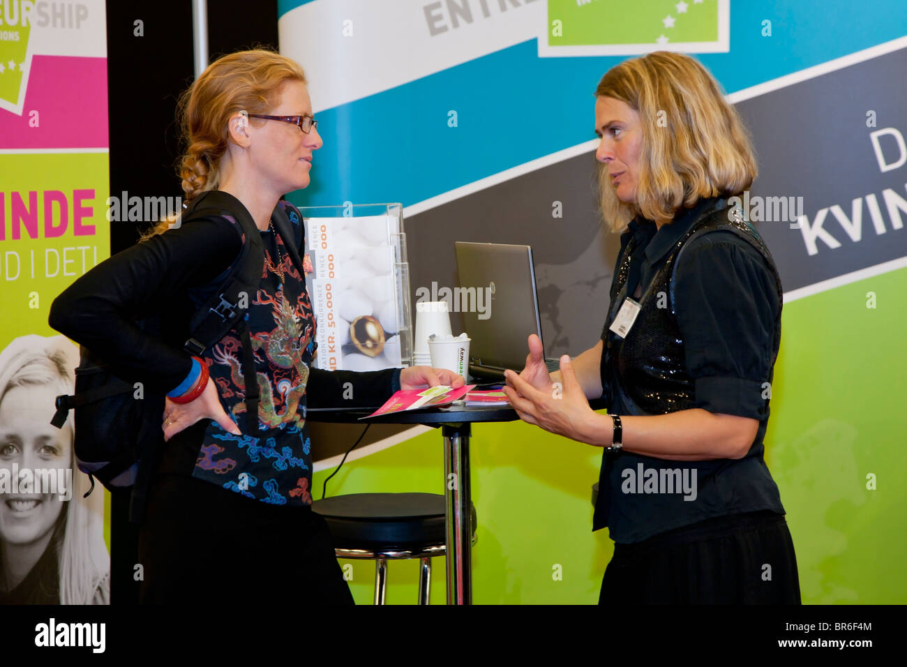 Zwei Frauen reden über new Business bei der Unternehmer-Messe in Kopenhagen Forum Stockfoto