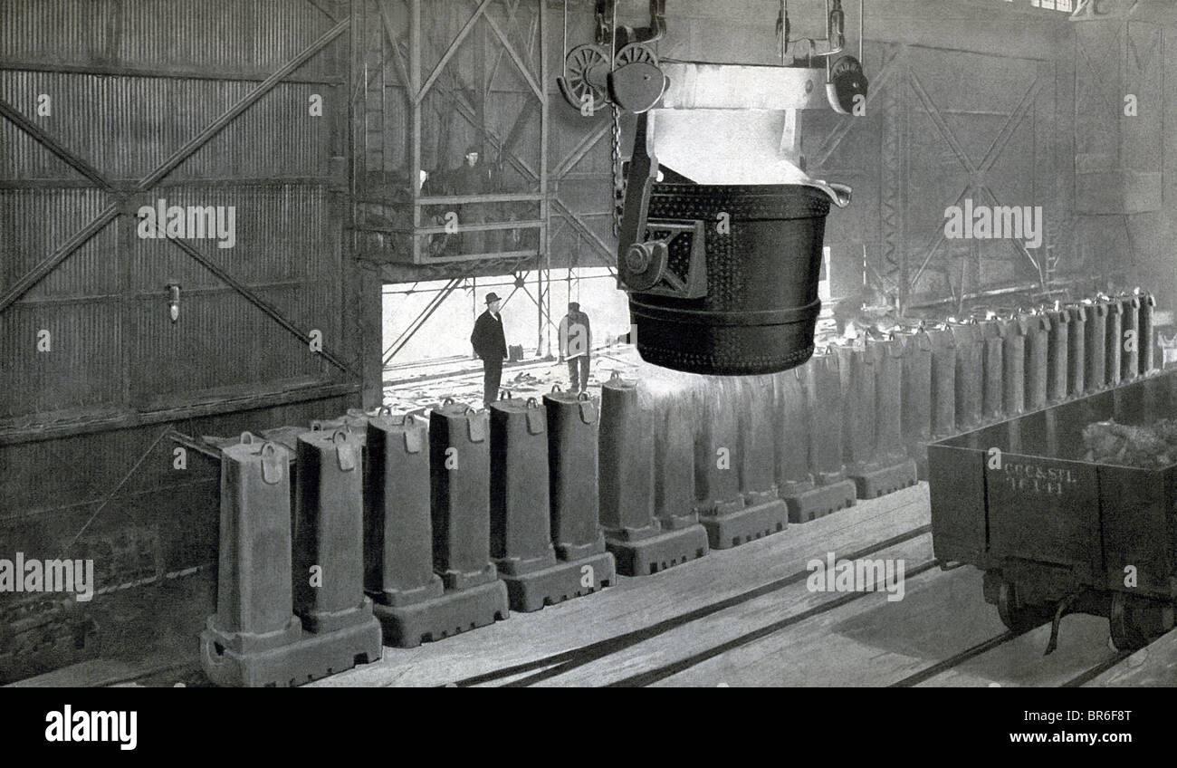 Dieses frühen 1900er Jahre Foto zeigt ein im Inland Stahlarbeiter Unternehmen in den Prozess des Gießens Barren. Stockfoto