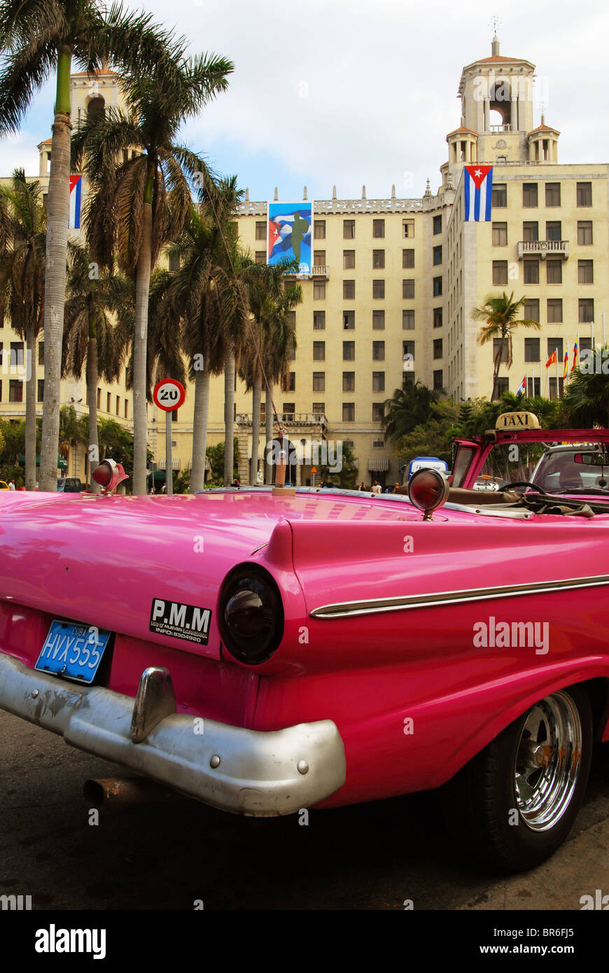 Amerikanische Oldtimer als Taxi verwendet wird geparkt außerhalb des Hotel Nacional in Havanna Kuba Stockfoto