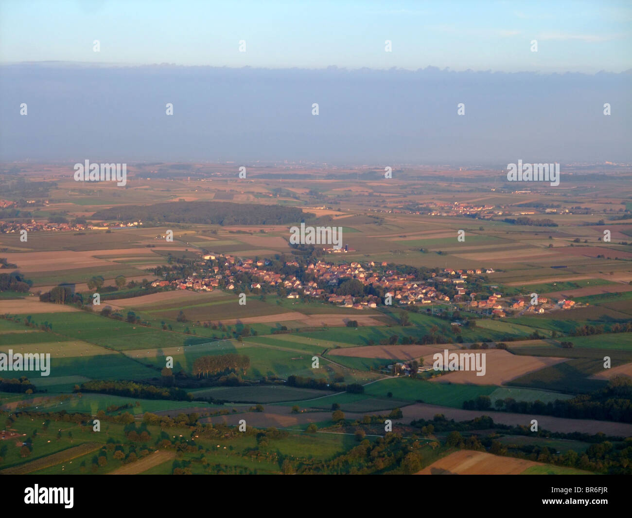 Luftaufnahme des Dorfes Schwenheim Süd östlich der Stadt Saverne am Ende Sommerabend, Bas-Rhin, Elsass, Frankreich Stockfoto