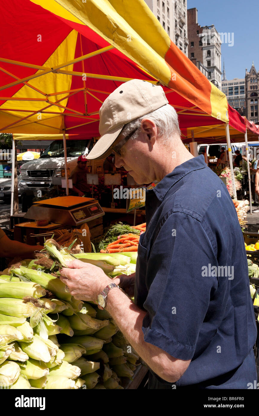 Reifer mann Kunde Einkaufen bei Farmers Market, Union Square, NEW YORK Stockfoto