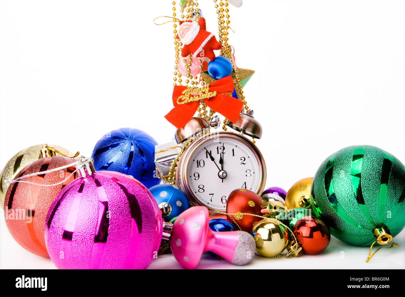 Wecker und Weihnachtsdekorationen auf einem weißen Hintergrund-Christmas Countdown Stockfoto