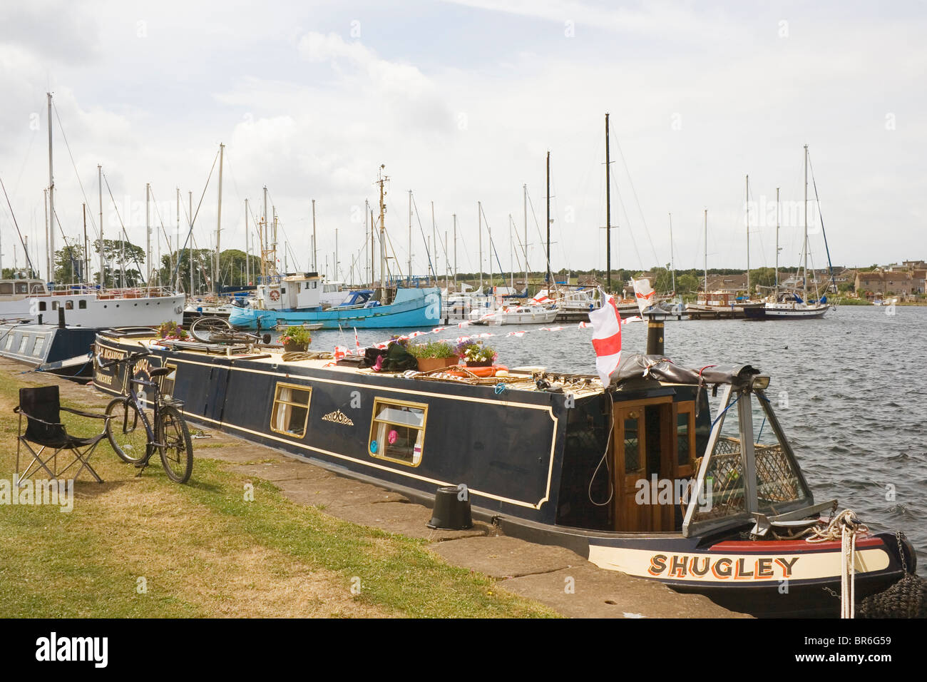 Glasson Dock, Lancaster, Lancashire, England. Schmale Boote vertäut am Fluß Lune. Stockfoto