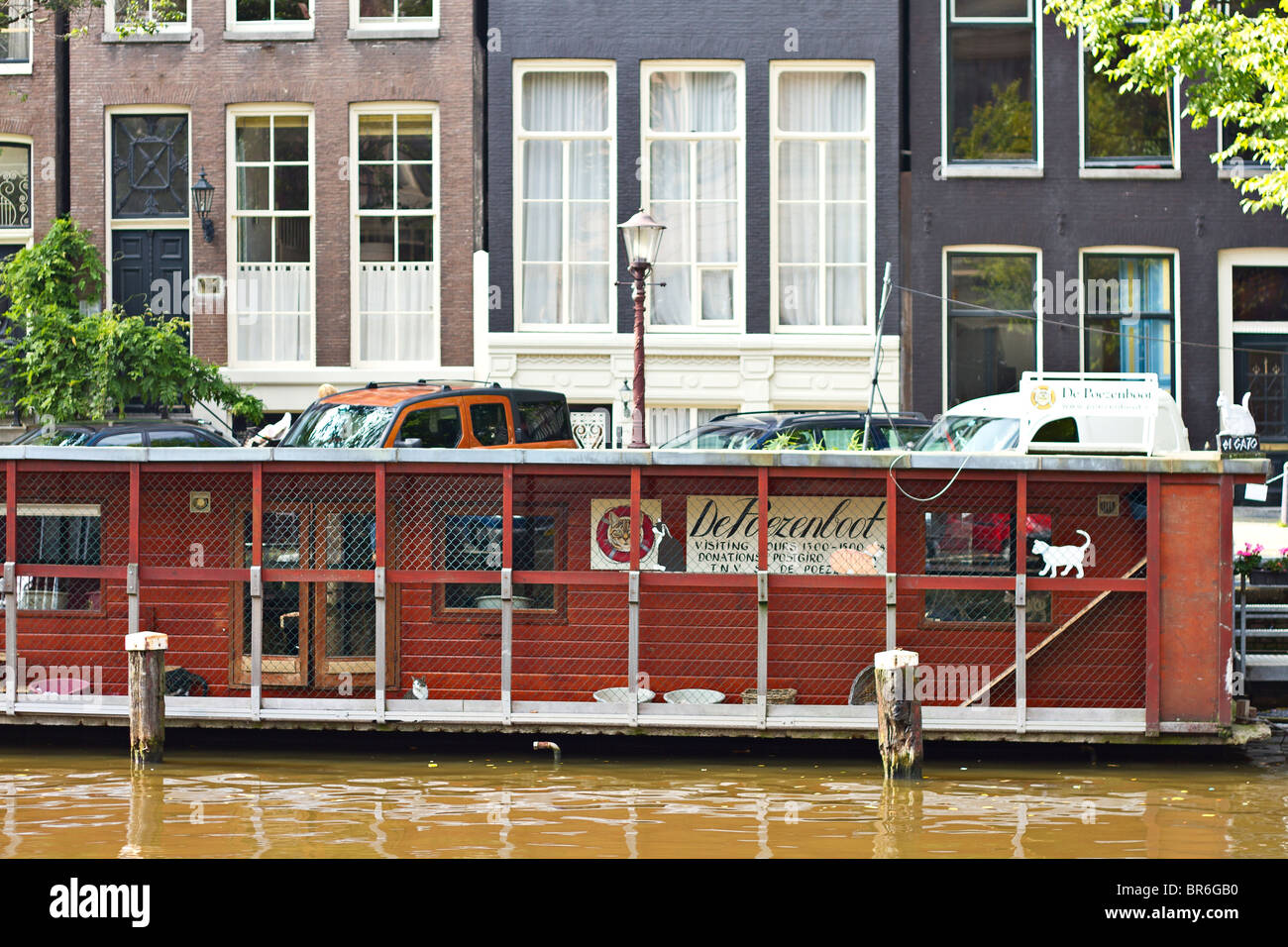 De Poezenboot, eine schwimmende Katze Heiligtum auf den Singel Kanal, Amsterdam, Holland Stockfoto