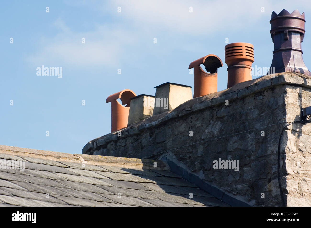 Schornstein über Dach. Stockfoto