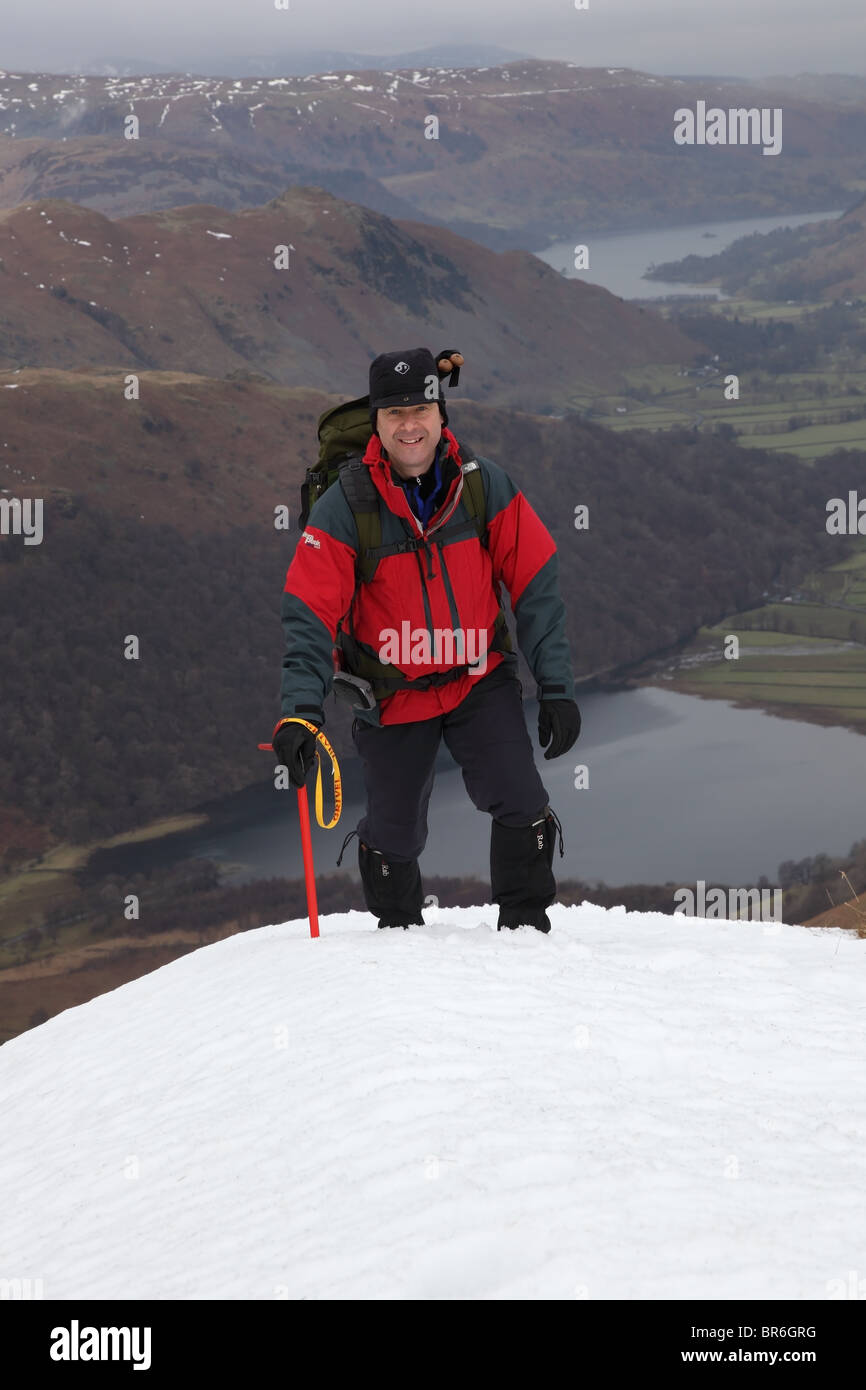 Happy Mountain Walker auf rauhen Rand im Winter mit Brüdern Wasser und Ullswater hinter Caudale festmachen Seenplatte Stockfoto