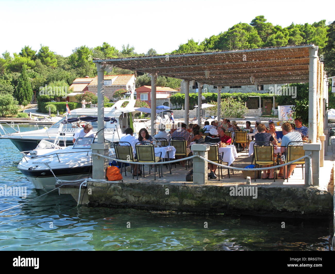 ZATON VELIKI, in der Nähe von DUBROVNIK, Kroatien. Beliebte Strandrestaurant in der Bucht von Zaton. 2010. Stockfoto