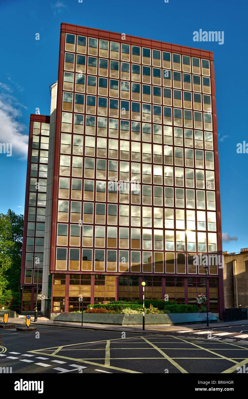 Wolken spiegeln sich in 1960er Jahren Bürogebäude in Marylebone, zentrales London, England, Vereinigtes Königreich, am späten Nachmittag. Stockfoto