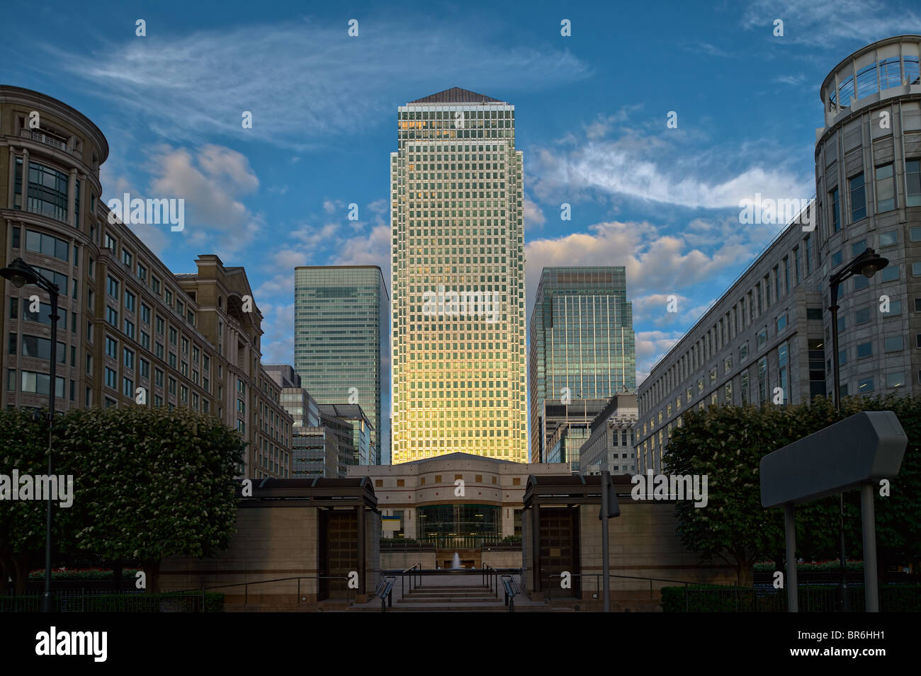 Canary Wharf London England UK von Cabot Square in der Abenddämmerung Stockfoto