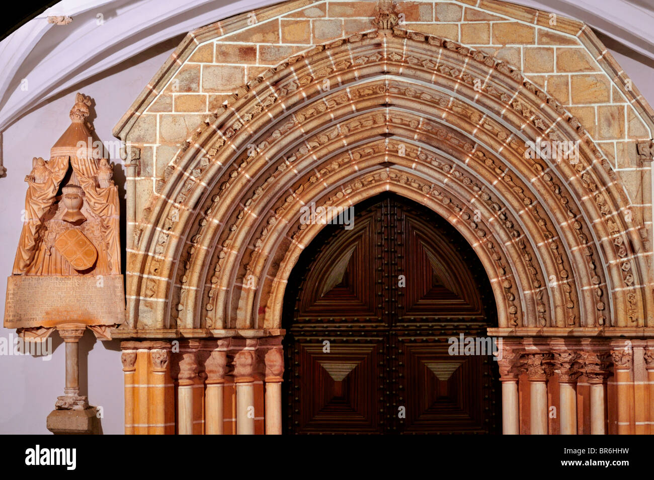 Portugal, Alentejo: Mittelalterliche Portal der Kirche Igreja de Sao Joao Evangelista in Évora Stockfoto