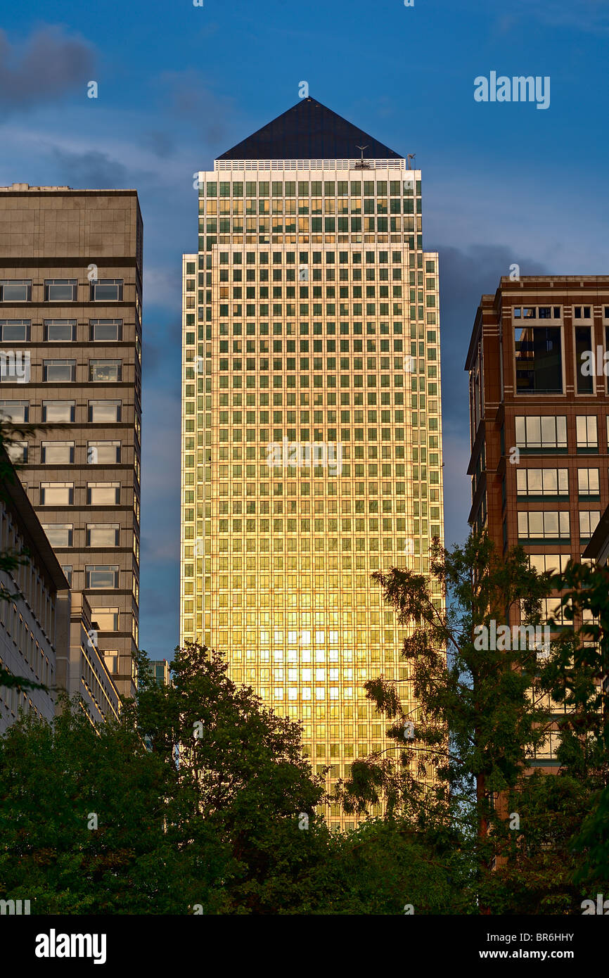 One Canada Square, Canary Wharf, Isle of Dogs, London, England, Vereinigtes Königreich, Europa, fangen die untergehende Sonne Stockfoto