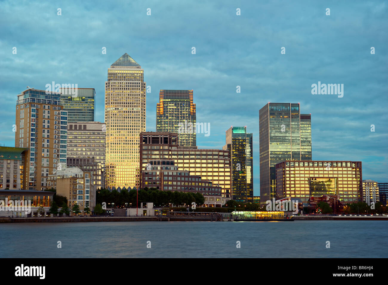 Canary Wharf, die anderen finanziellen Geschäftsviertel, Isle of Dogs, London, England, UK, Europa, in der Abenddämmerung Stockfoto