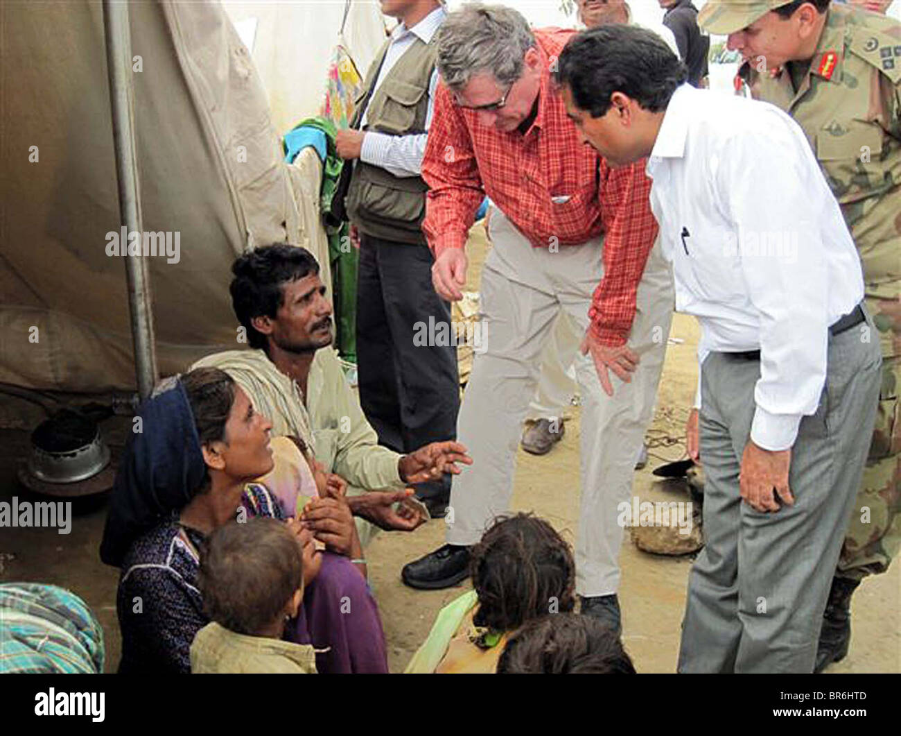 UNS. Sonderbeauftragten für Afghanistan und Pakistan, Botschafter Richard C.Holbrooke spricht mit einer Familie während seiner Besuche Stockfoto