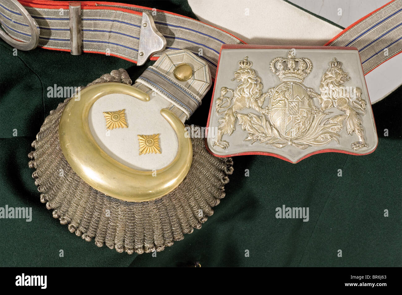 Prinz Alfons von Bayern - eine Uniform als Cavalry General und Proprietor des 7. Chevauleger-Regiments., Tunika aus stahlgrüner Wolle. Weiße Facings mit goldenen Knöpfen, knöpfbarer Paradeplastron. Schneider-Label im Futter "Christian Schwarz & Sohn, München". In der Innentasche befindet sich ein Besitzeraufkleber aus dem Jahr 1913. Epauletten für einen Kavalleristen General mit den weißen Feldern, die nur von Prinz Alfons getragen wurden. Es ist mit einem weißen steifen Hemd und einem schwarzen Nackentuch ausgestattet. Bandolier und Kartusche des Modells von 1886 mit einem versilberten Deckel, der das Wappen trägt. Leichter Mottentrac, Stockfoto