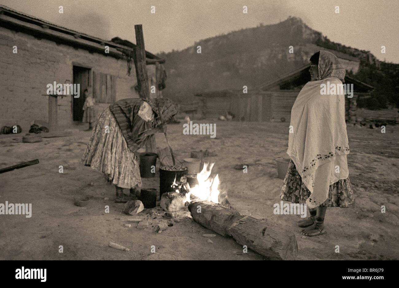 Tarahumara-Indianer halten im Morgengrauen warm. Stockfoto