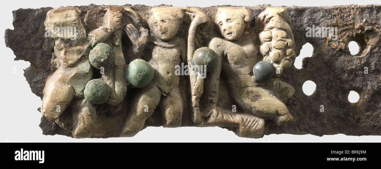 Ein römisches Messer mit Reliefgriff, 1./2. Jhd. Sturdy einkantige Klinge mit der Wirbelsäule, die in Richtung des Punktes abfällt. Neunjähriger durchbohrter Tang mit teilweise erhaltenem Griffblech aus Knochen und fünf Bronze-Nieten mit Kugelköpfen. Fein ausgeführtes Reliefbild mit drei Putten mit Trauben und Ernten(?). Gereinigte archäologische Fundstellen. Länge 37 cm. Historisch, historisch, Menschen, Antike, Antike, Antike, Objekt, Objekte, Stills, Clipping, Ausschnitt, Ausschnitt, Ausschnitte, Ausschnitte, Stockfoto