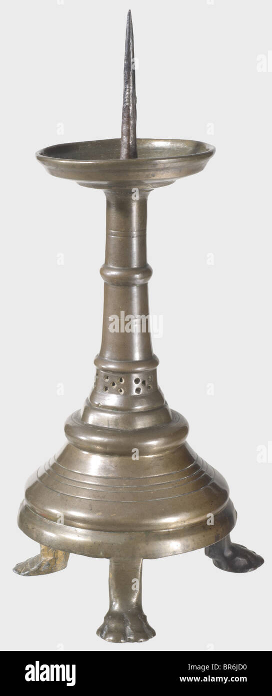 Ein gotischer Kerzenständer, niederrheinisch, ca. 1400. Bronze mit wunderschöner Patina. Flackernde glockenförmige Basis, die auf drei Klauenfüßen ruht. Sechseckiger, dann runder Stamm, die Unterkante durchbohrt mit einem Fünf-Loch-Muster. Große Auffangwanne mit eisernem Steppblech. Die Kante eines Fußes mit großem, schlecht restauriertem Abschlag, einem Fuß und Teilen der Kante wurde ersetzt. Höhe 44 cm. Historisch, historisch, 15. Jahrhundert, Kunsthandwerk, Handwerk, Objekt, Objekte, Stills, Clipping, Ausschnitte, Ausschnitte, Ausschnitte, Ausschnitte, Ausschnitte, Ausschnitte, Stockfoto
