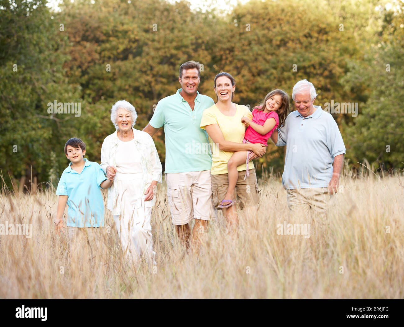 Porträt der Großfamilie-Gruppe im Park Stockfoto