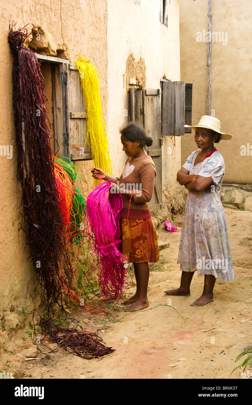 Madagassischen Frauen mit gefärbten Bast, Madagaskar Stockfoto
