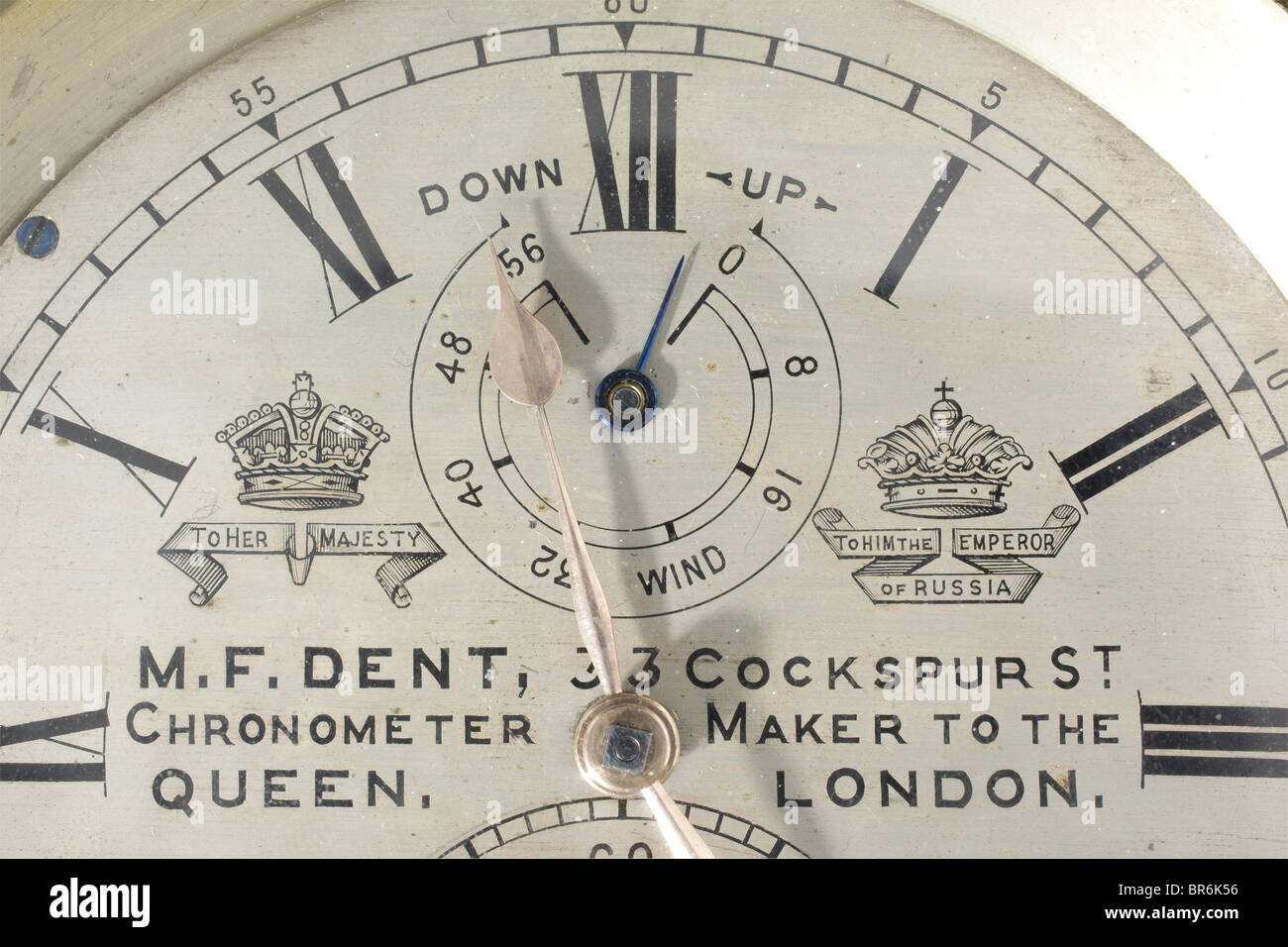 Ein 8-tägiges Meereschronometer des Gerichts-Chronometermachers Dent in London, ca. 1875. Vergoldetes Messinggehäuse und Gimbal, versilbertes Messrad mit schwarzen Markierungen. Maker-Name mit englischer und russischer Krone, kleine Sekunde mit Fabriknummer "31201" auf der 6-Uhr-Anzeige, 56-Stunden-Reserveanzeige auf der 12-Uhr-Position, vergoldete Hände. Komplett mit Schlüssel in einer dreiteiligen Holztasche mit Tragegriffen und Maker-Etikett mit passenden Nummern. Nicht auf Funktion überprüft. Historisch, historisch, 19. Jahrhundert, Objekt, Objekte, Stills, Clipping, Ausschnitte, Ausschneiden, Ausschneiden, Ausschneiden, Cut-o, Stockfoto