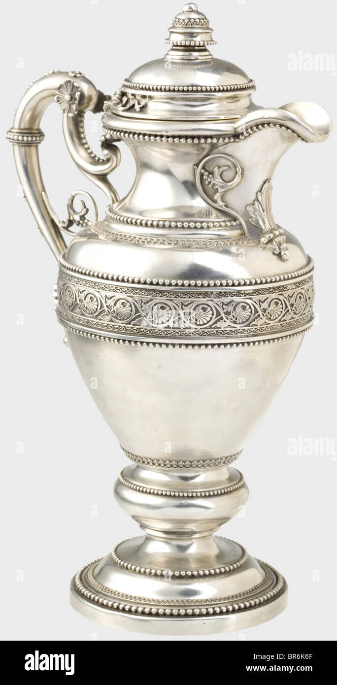 Kaiser Wilhelm I. - ein prächtiger silberner Krug, ein Geschenk von Kaiser Franz Joseph I. von Österreich, so die Legende anlässlich eines seiner Karlsbader Aufenthalte. Mattes Silber, die Innenvergoldung. Fußkanne mit satten Perlen- und Palmettenfriesen. Auf der Aussichtseite ein überlagertes, bekröntes Monogramm "W". Fein gekrümmter Griff, die dekorativen Rosetten an den Seiten beschädigt. Klappdeckel mit reich profiliertem Knauf. Drei Mal mit einem doppelköpfigen Adler am Fuß markiert, ebenfalls Herstellerzeichen "R & F" und österreichische 800-Marke der Feinheit ab dem Jahr 1867. Höhe 34,5 cm, Wiegen, Stockfoto