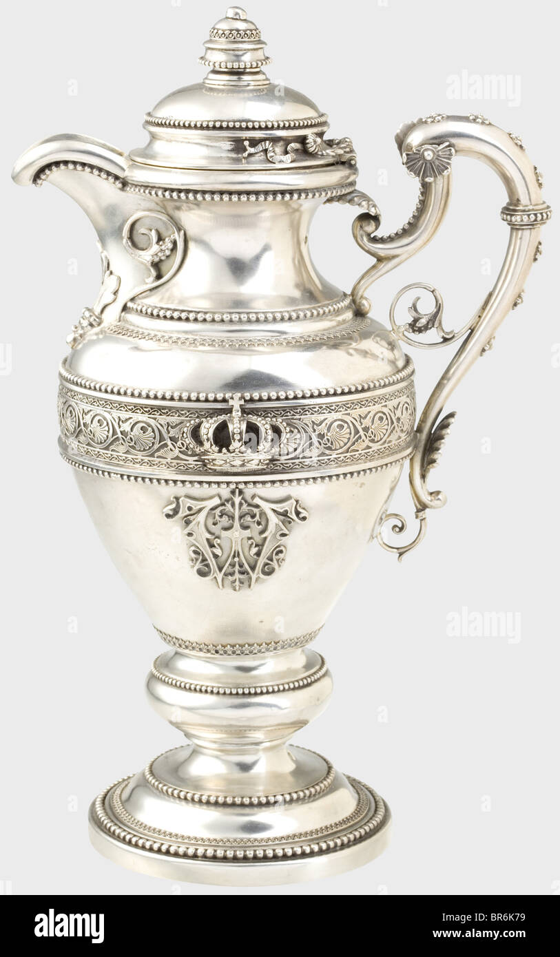 Kaiser Wilhelm I. - ein prächtiger silberner Krug, ein Geschenk von Kaiser Franz Joseph I. von Österreich, so die Legende anlässlich eines seiner Karlsbader Aufenthalte. Mattes Silber, die Innenvergoldung. Fußkanne mit satten Perlen- und Palmettenfriesen. Auf der Aussichtseite ein überlagertes, bekröntes Monogramm "W". Fein gekrümmter Griff, die dekorativen Rosetten an den Seiten beschädigt. Klappdeckel mit reich profiliertem Knauf. Drei Mal mit einem doppelköpfigen Adler am Fuß markiert, ebenfalls Herstellerzeichen "R & F" und österreichische 800-Marke der Feinheit ab dem Jahr 1867. Höhe 34,5 cm, Wiegen, Stockfoto