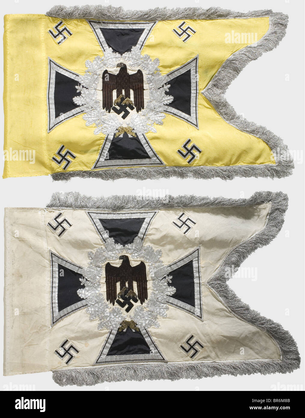 Ein Standard für das Signalcorps. Zitronenseide mit dreiseitiger silberfarbener Randbekantung. Auf der Vorder- und Rückseite setzte sich ein handbestickter schwarzer Armeeadler mit braunem Fiederling ab. Schnabel und Klauen in Goldstickerei auf einem Feld cremefarbener Seide, umgeben von einem gestickten silbernen Eichenblattkranz auf einem eisernen Kreuz. Vier Hakenkreuze in den Ecken. Abmessungen ca. 51 x 69 cm. Fast lebhafte Farben zeigen die Ärmel Spuren der Befestigungsnägel. Leicht verschmutzt. Sehr seltener Guidon. Historisch, historisch, 1930er, 1930er, 20. Jahrhundert, Geheimdienstcorps, mil, Stockfoto