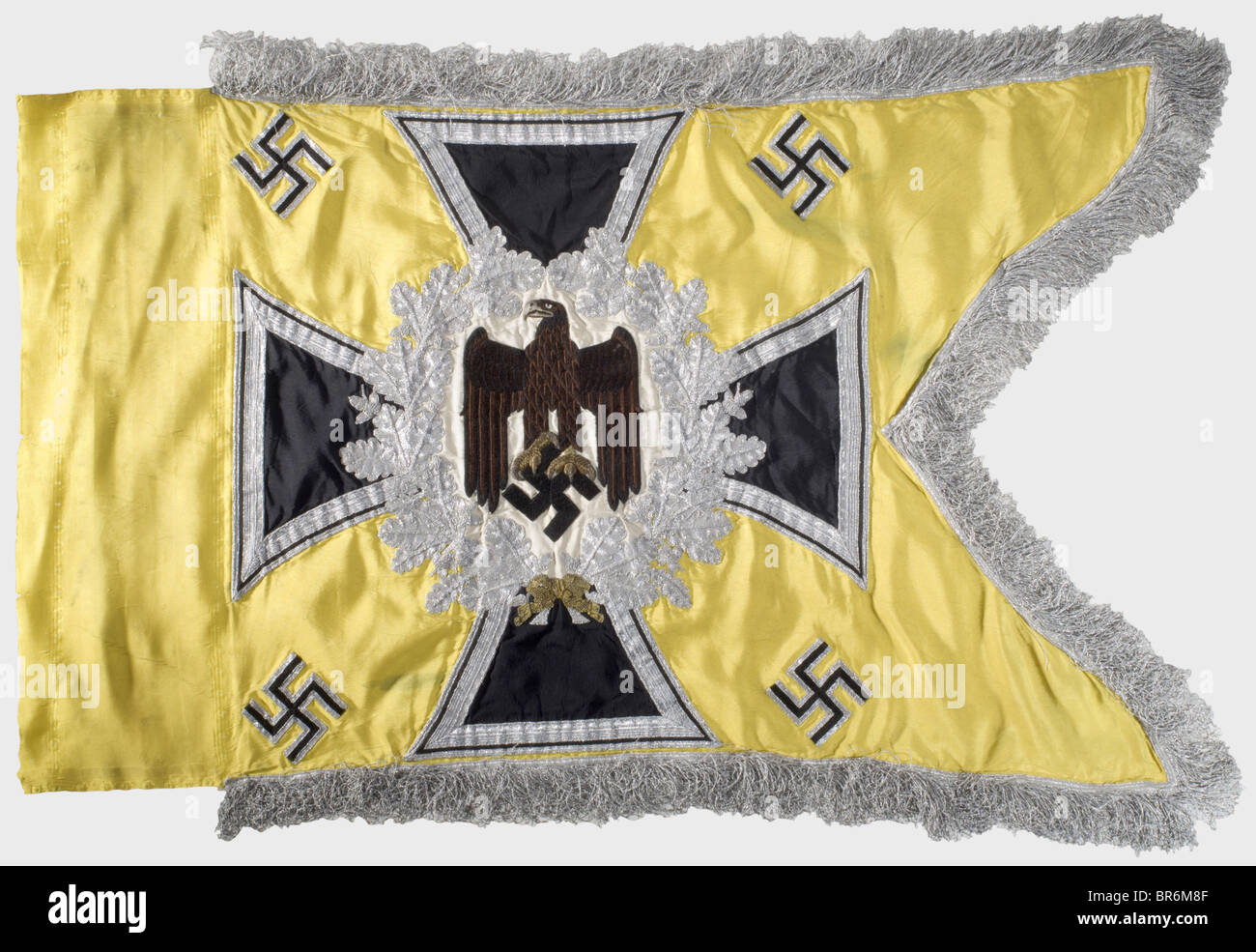 Ein Standard für das Signalcorps. Zitronenseide mit dreiseitiger silberfarbener Randbekantung. Auf der Vorder- und Rückseite setzte sich ein handbestickter schwarzer Armeeadler mit braunem Fiederling ab. Schnabel und Klauen in Goldstickerei auf einem Feld cremefarbener Seide, umgeben von einem gestickten silbernen Eichenblattkranz auf einem eisernen Kreuz. Vier Hakenkreuze in den Ecken. Abmessungen ca. 51 x 69 cm. Fast lebhafte Farben zeigen die Ärmel Spuren der Befestigungsnägel. Leicht verschmutzt. Sehr seltener Guidon. Historisch, historisch, 1930er, 1930er, 20. Jahrhundert, Geheimdienstcorps, mil, Stockfoto