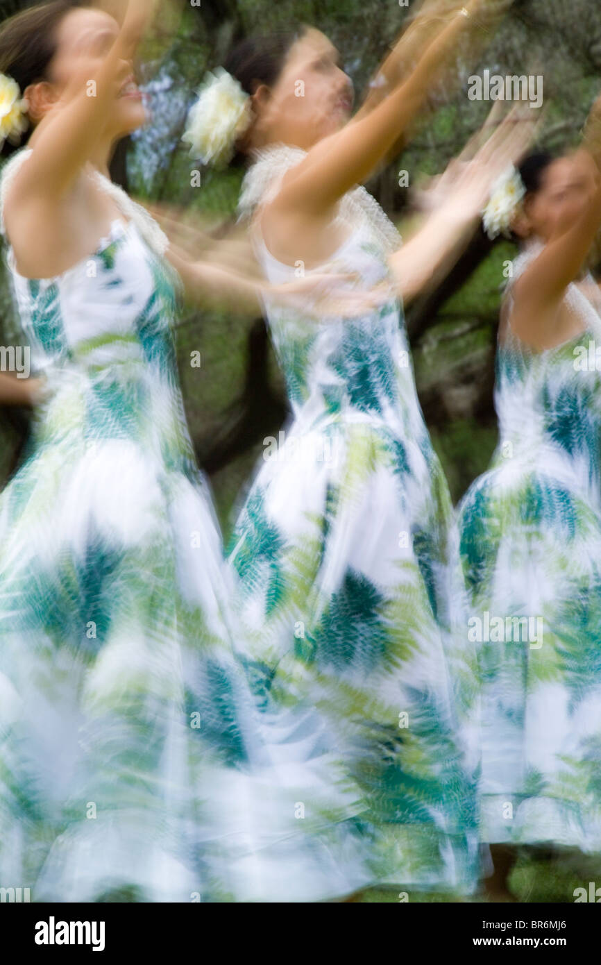 Hula-Tänzer treten bei Ka Hula Piko ein Fest feiert die Geburt des Hula auf Molokai Hawaii. (Bewegungsunschärfe) Stockfoto