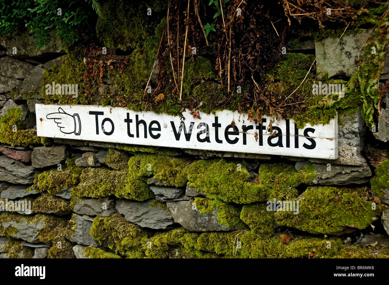 Nahaufnahme der Schilder, die Richtung der Stockghyll Force Wasserfälle in der Nähe von Ambleside Cumbria England Großbritannien GB Großbritannien angeben Stockfoto