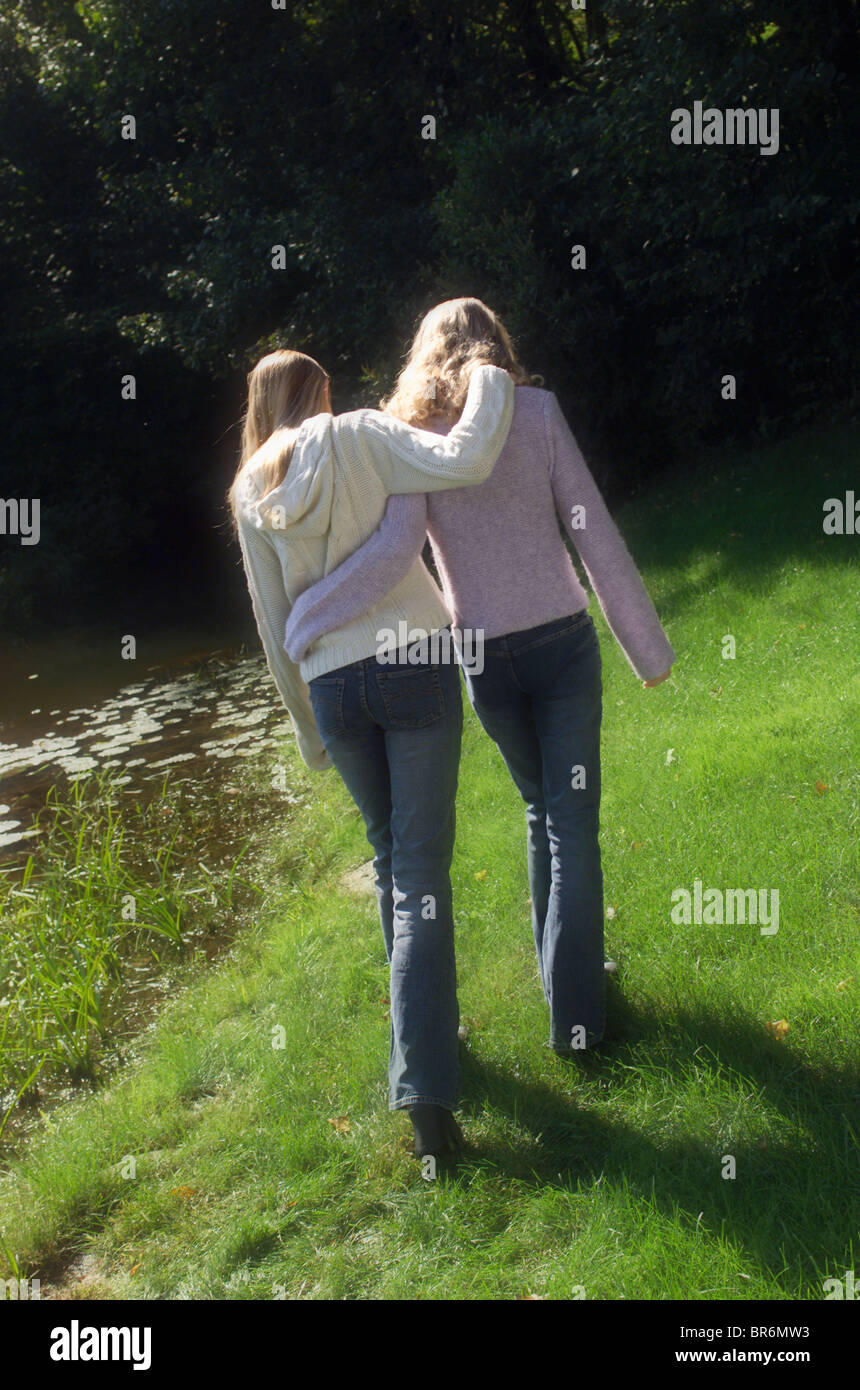 Zwei Mädchen gehen an einem Teich in Madison Connecticut. Stockfoto