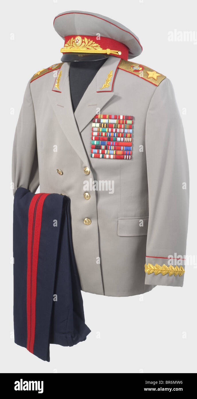 Eine Sommerkleiduniform für einen Marschall der Sowjetunion, EINE Servicekappe aus hellgrauem Gabardin, rotes Band mit Goldstickerei, gelber Mützenkordel. Eine einheitliche Jacke aus hellgrauem Gabardin mit Goldstickerei an Ärmeln und Kragen. Gewebte Schulterbretter aus goldener Spitze mit gestickten Marschallsternen und sowjetischen Wappen in farbener Seide. Zehn Reihen von Farbbandleisten, die 48 Dekorationen darstellen. Lange Hose aus schwarzer Wolle mit roten Beinstreifen. Historisch, historisch, 20. Jahrhundert, Objekt, Objekte, Stills, Clipping, Clippings, Cut Out, Cut-out, Cut-outs, Stockfoto