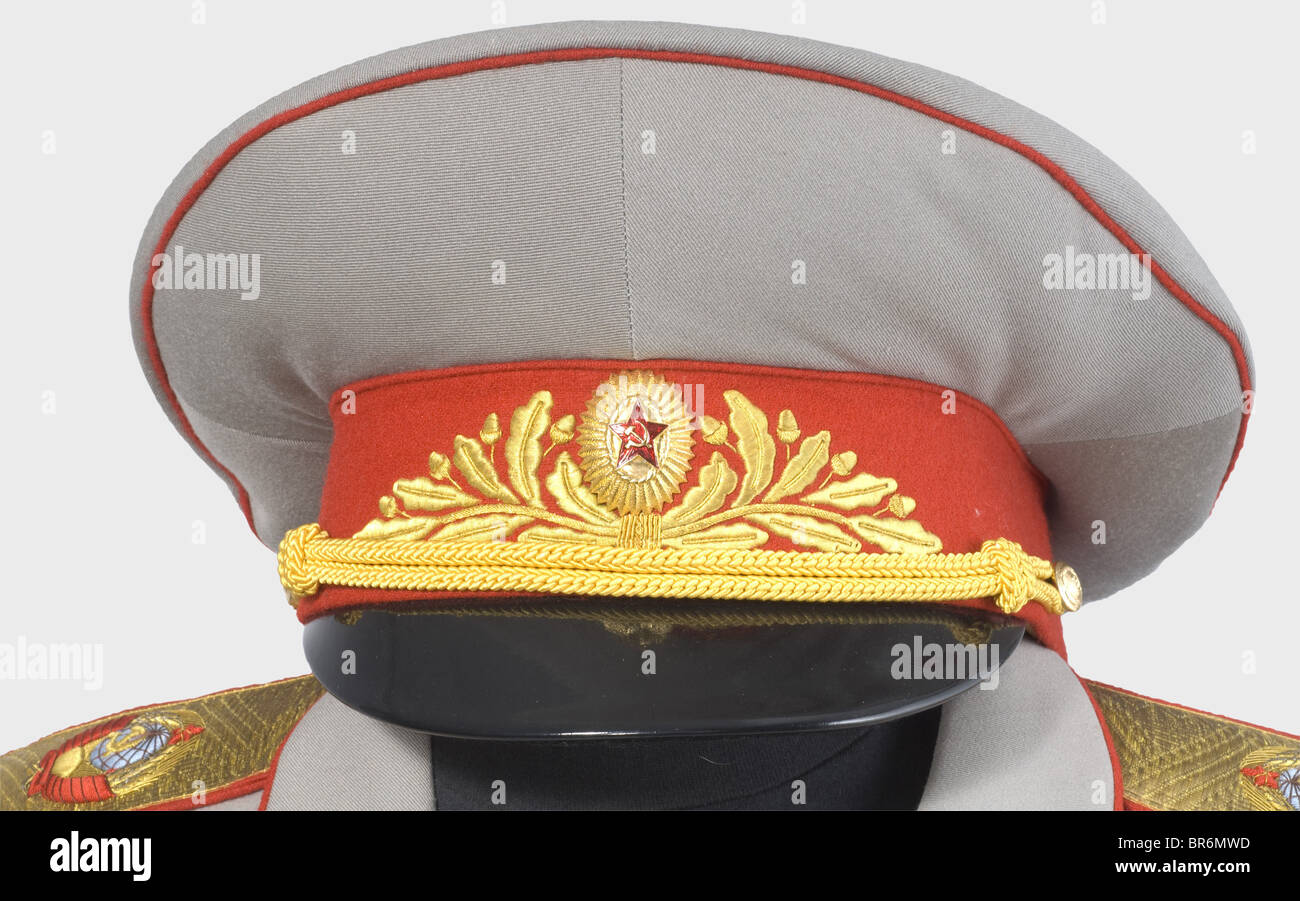 Eine Sommerkleiduniform für einen Marschall der Sowjetunion, EINE Servicekappe aus hellgrauem Gabardin, rotes Band mit Goldstickerei, gelber Mützenkordel. Eine einheitliche Jacke aus hellgrauem Gabardin mit Goldstickerei an Ärmeln und Kragen. Gewebte Schulterbretter aus goldener Spitze mit gestickten Marschallsternen und sowjetischen Wappen in farbener Seide. Zehn Reihen von Farbbandleisten, die 48 Dekorationen darstellen. Lange Hose aus schwarzer Wolle mit roten Beinstreifen. Historisch, historisch, 20. Jahrhundert, Objekt, Objekte, Stills, Clipping, Clippings, Cut Out, Cut-out, Cut-outs, Stockfoto