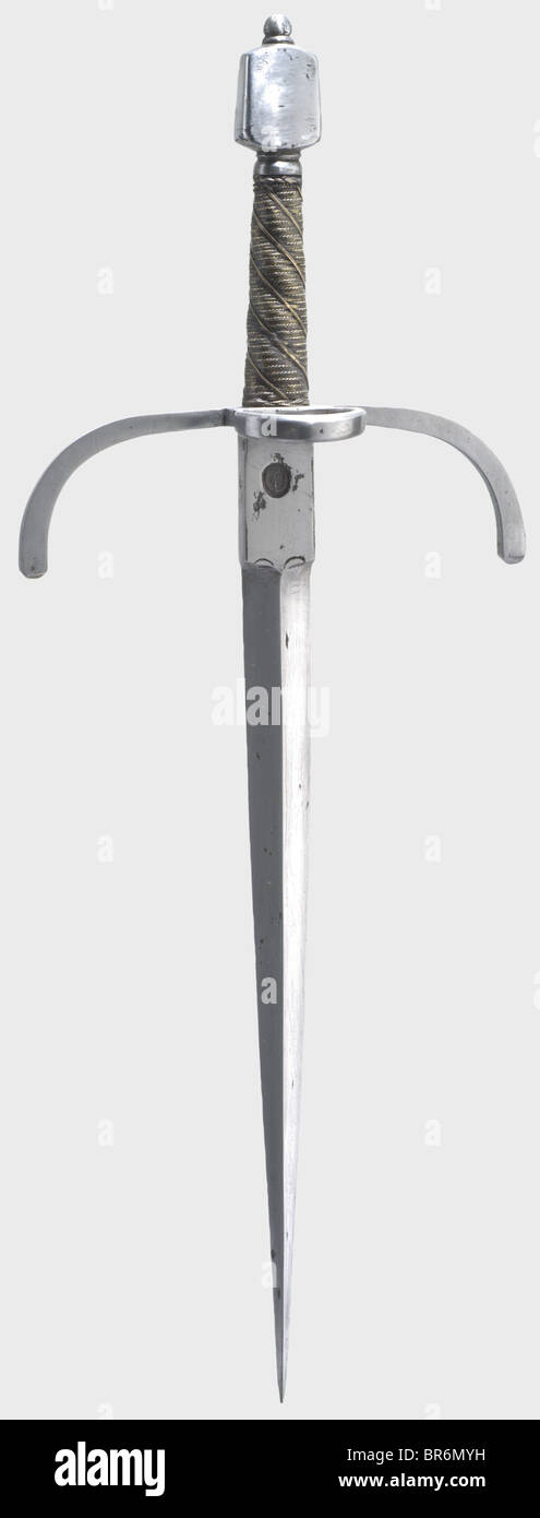 Ein deutscher linker Dolch, ca. 1600. Tapering Blade of Diamond section. Auf der einen Seite des Ricasso schlug drei Mal eine Marke ein, auf der anderen Seite nur eine Marke. Breite Quillone zur Klinge hin gewölbt, großer Ringschutz. Griffwunde mit Original-Messing- und Kupferdraht und Turk-Köpfen. Abgeflachter, leicht konischer Knauf. Metalloberflächen von Stropped, teilweise Reste von Lochfraß. Länge 49,5 cm. Historisch, historisch, 17. Jahrhundert, Dolch, Dolch, Throsting, Thrustings, Baton, Waffe, Waffen, Waffen, Arme, Kampfgerät, Objekt, Objekte, Stills, Clipping, Cut Out, Stockfoto Ein deutscher linker Dolch, ca. 1600. Tapering Blade of Diamond section. Auf der einen Seite des Ricasso schlug drei Mal eine Marke ein, auf der anderen Seite nur eine Marke. Breite Quillone zur Klinge hin gewölbt, großer Ringschutz. Griffwunde mit Original-Messing- und Kupferdraht und Turk-Köpfen. Abgeflachter, leicht konischer Knauf. Metalloberflächen von Stropped, teilweise Reste von Lochfraß. Länge 49,5 cm. Historisch, historisch, 17. Jahrhundert, Dolch, Dolch, Throsting, Thrustings, Baton, Waffe, Waffen, Waffen, Arme, Kampfgerät, Objekt, Objekte, Stills, Clipping, Cut Out, Stockfoto