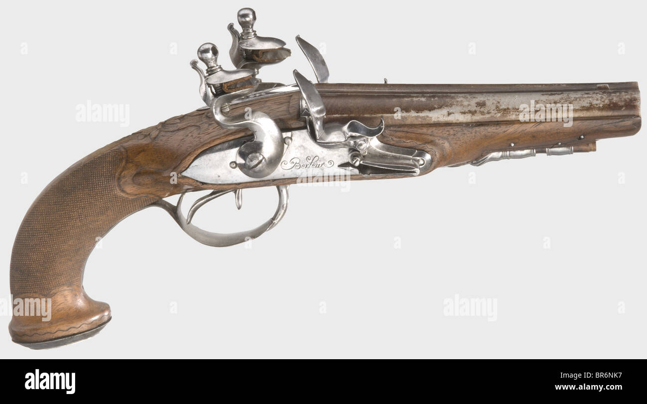 Eine zweibartige Flintlock-Pistole, Guillaume Berleur. Liège, ca. 1810. Damaszener Fässer mit glatter Bohrung im Kaliber 14 mm. Flintlocks mit Frizzenwalzen. Sicherungsbleche signiert. Walnussbestand mit zurückhaltender Schnitzerei, Eisenmöbel und silberfarbenen Drahteinlagen (einige fehlen). Holzramstab (Spitze fehlt). Fässer verschlissen. Metalloberflächen wurden gereinigt und weisen nur minimale Lochfraß auf. Kleine Risse im Unterarm und im Bereich des Schlosses. Länge: 29 cm historisch, historisch, 19. Jahrhundert, zivile Handfeuerwaffen, Handfeuerwaffen, Handfeuerwaffen, Handfeuerwaffen, Pistolen, Waffen, Feuerwaffe, Feuer, Stockfoto