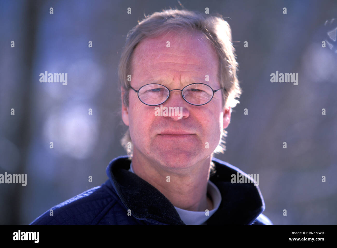 Ein Porträt / Kopfschuss von einem männlichen Eiskletterer. Stockfoto