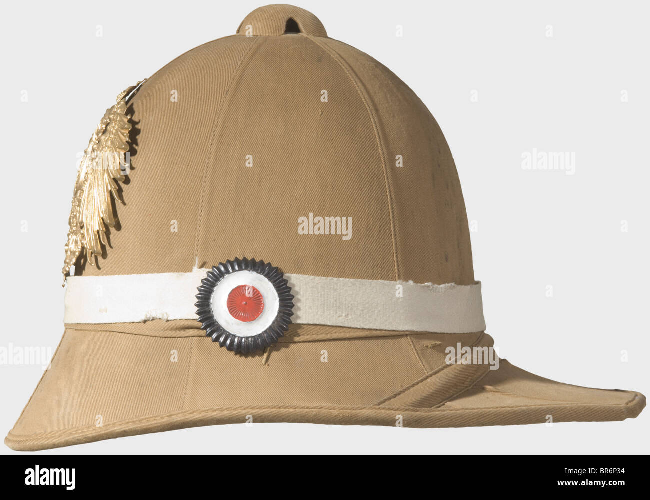 Ein tropischer Helm des Modells 1900 für die Infanterie der China-Kampagne 1900 - 1903. Ein tropischer Korkhelm mit Khaki-Bohrer und einem aufklappbaren Nackenschutz. Grünes Futter, Leder-Sweatband mit der Herstellerinschrift für die Bortfeldt Company, Bremen. Umgeben von einem weißen Leinenband. Große imperiale Kakade auf der rechten Seite. Vergoldeter Kaiseradler. Seltener tropischer Helm vom BoxerRebellion. Historisch, historisch, 1900er, 20. Jahrhundert, Marine, Seestreitkräfte, Militär, Militaria, Dienstzweig, Dienstzweige, Streitkräfte, bewaffneter Dienst, Objekt, ob, Stockfoto