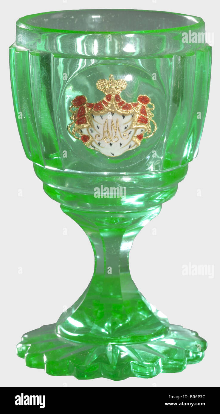 Großfürst Alexander Michailovich Romanow (von seiner persönlichen Tischnachstellung aus) - ein grünes Dessertweinglas. Kaiserlich Russische Glasmanufabrik Sankt Petersburg, ca. 1885. Urankristallglas mit dem russischen Monogramm auf der Vorderseite in emaillierter und handgemalter "Zwischengold"-Glastechnik, die Buchstaben "AM" auf einem Erminendach unter dem großherzigen Koronett. Vergoldet auf dem Rücken. Facettierter Stamm, runder Sockel mit einem geschnittenen Stern auf der Unterseite. Höhe 10,5 cm. Großfürst Michailowitsch Romanow, Enkel des Zaren Nicolas I. wurde im Jahr 1909 VizeAdmiral und war Chef . Stockfoto